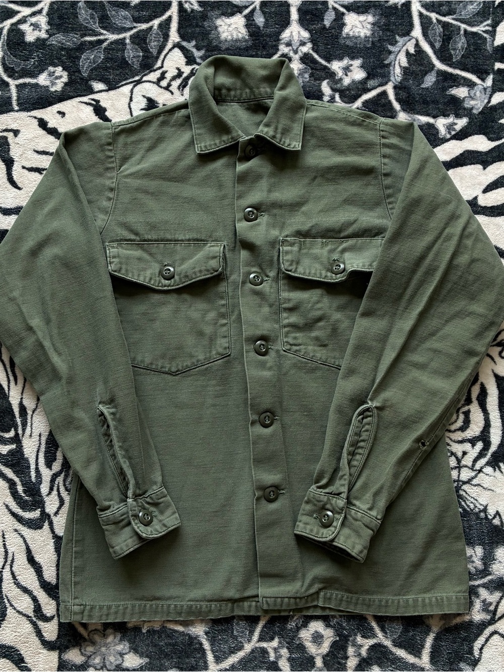 002 - VINTAGE 70s UNITED STATES MILITARY OG 107 SATEEN COTTON BUTTON SHIRT
